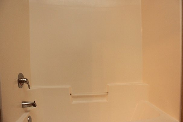 Full Bathroom Tub/Shower