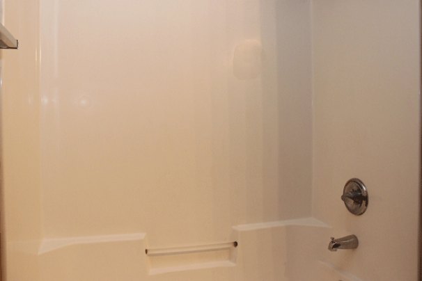 Full Bathroom Tub/Shower