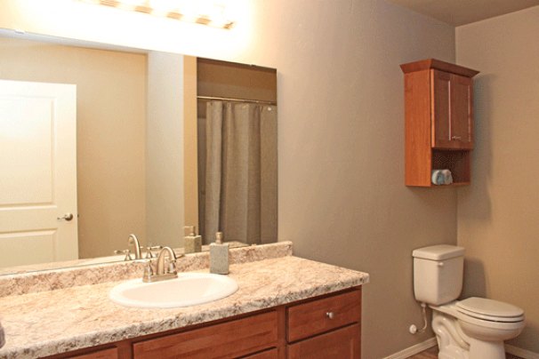 Full 2nd Bathroom