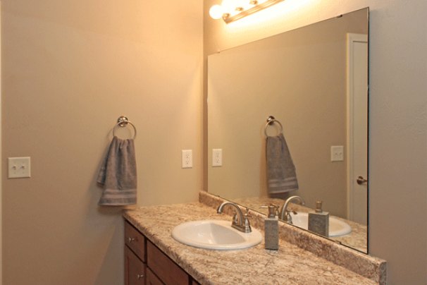 Full 2nd Bathroom