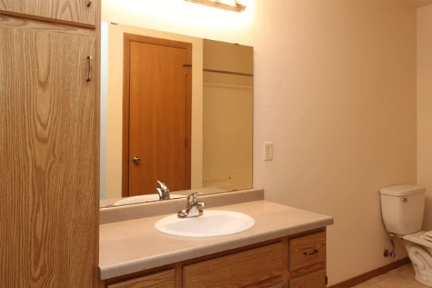 Full 2nd Bathroom