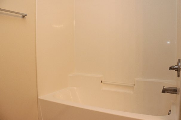 2nd Bathroom Full Tub/Shower