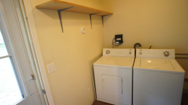 Washer/Dryer hookups